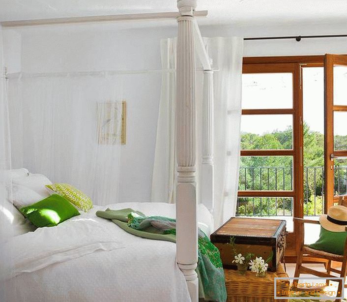Un baldaquin translucide en tissu naturel sans poids devient une décoration exquise de la chambre dans le style méditerranéen. 