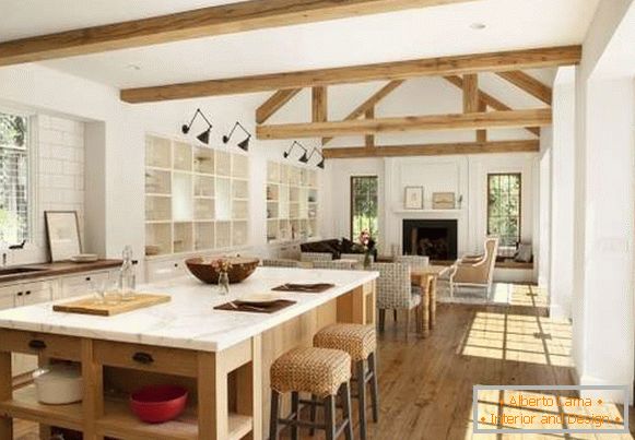 Design d'intérieur d'une maison de campagne - photo d'une cuisine combinée avec un salon