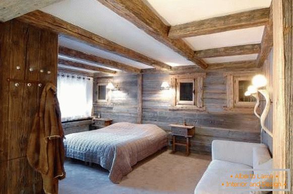 Intérieur d'une chambre dans une maison de campagne dans le style d'un chalet