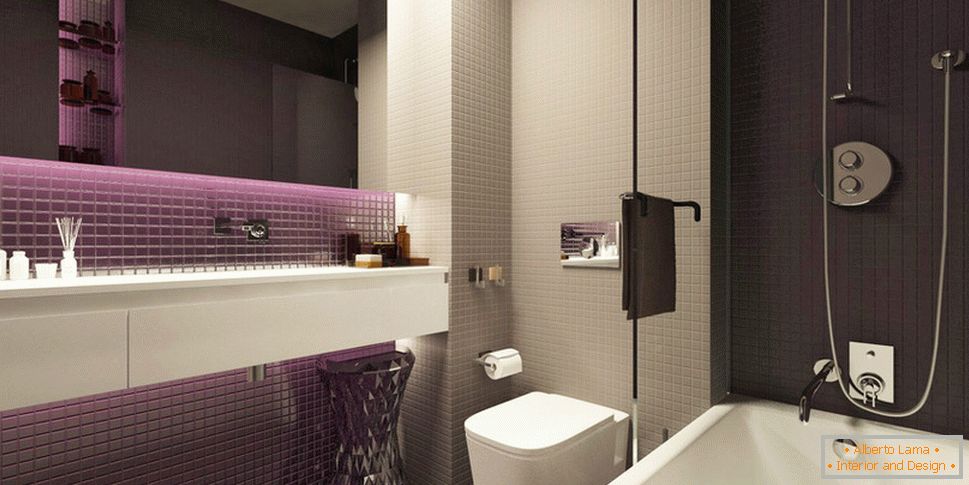 Accents violets dans le design d'une minuscule salle de bain