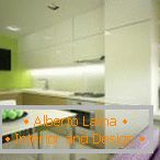 Mobilier blanc et murs verts clairs dans la cuisine