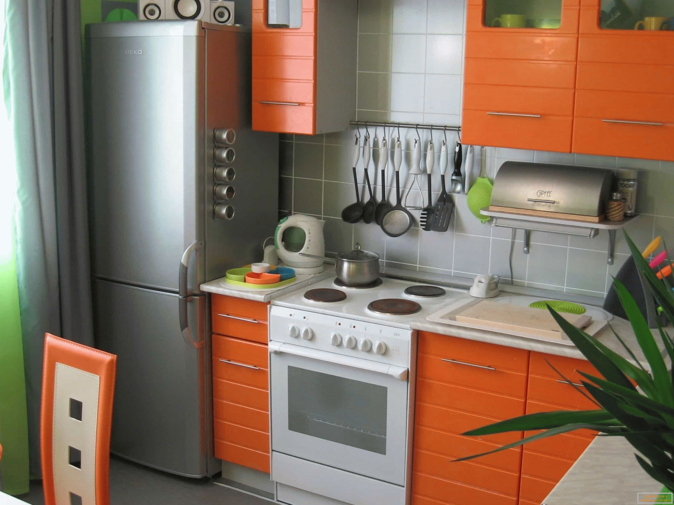 Cuisine orange de petit espace