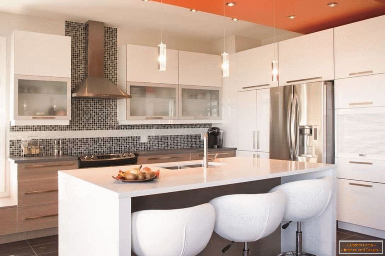 La combinaison de la couleur sur le plafond à l'intérieur de la cuisine dans le style de la haute technologie