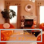 Fauteuils orange et un canapé dans le salon