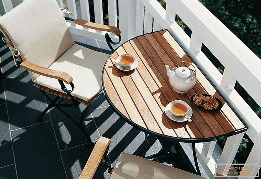 Place pour le café sur un petit balcon