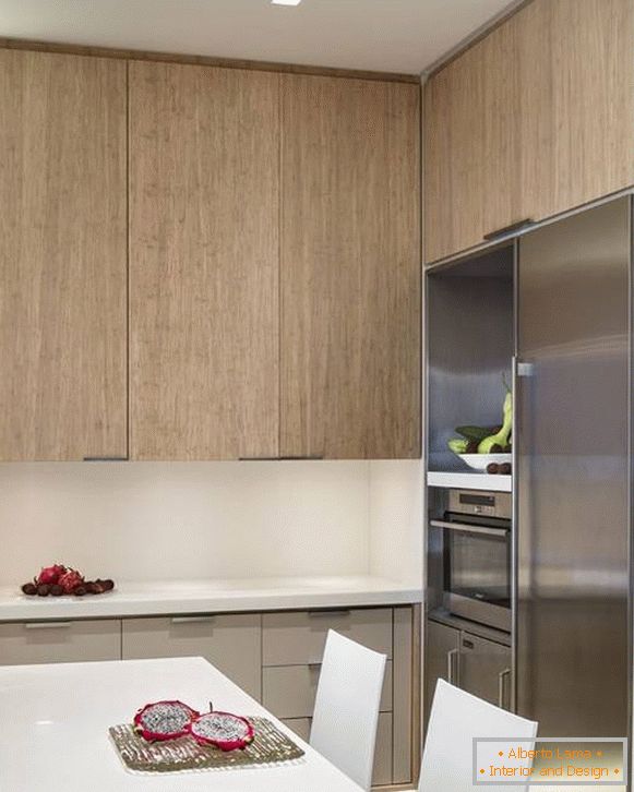 Bel intérieur d'une petite cuisine - photo avec un réfrigérateur