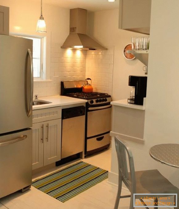 Design moderne d'une petite cuisine avec un réfrigérateur sur la photo