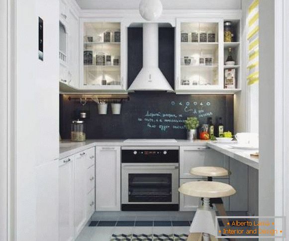Design moderne d'une petite cuisine de 6 m2 avec comptoir à la place d'un rebord de fenêtre