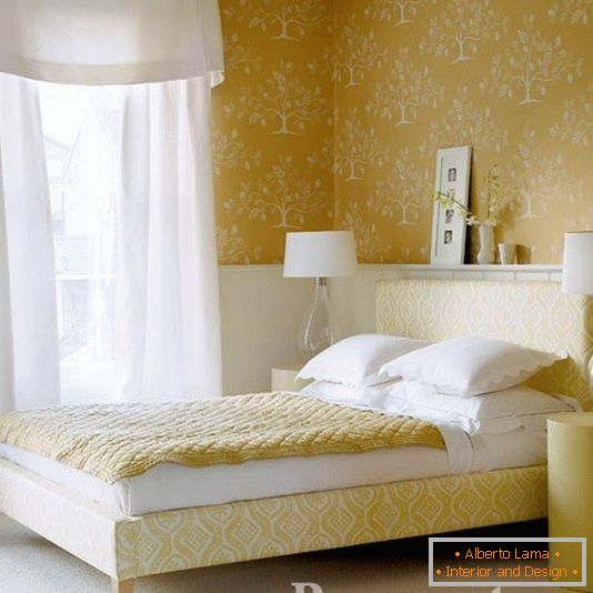 Chambre à coucher avec papier peint jaune