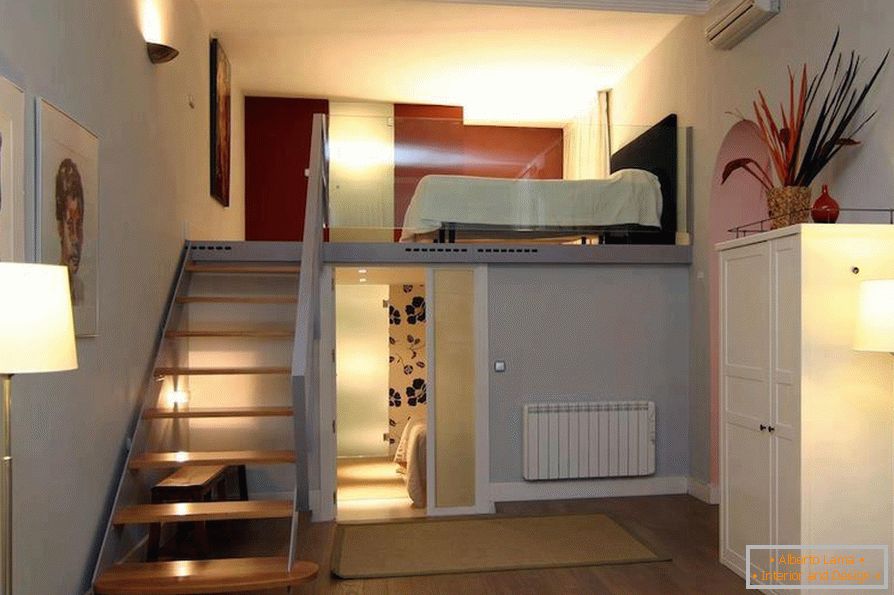 Le deuxième niveau d'un appartement d'une pièce de 36 m²