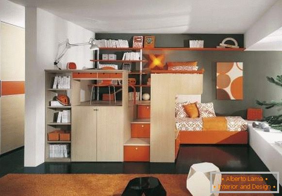 Conception d'un appartement d'une pièce avec un enfant d'écolier - un lieu de travail sur la photo