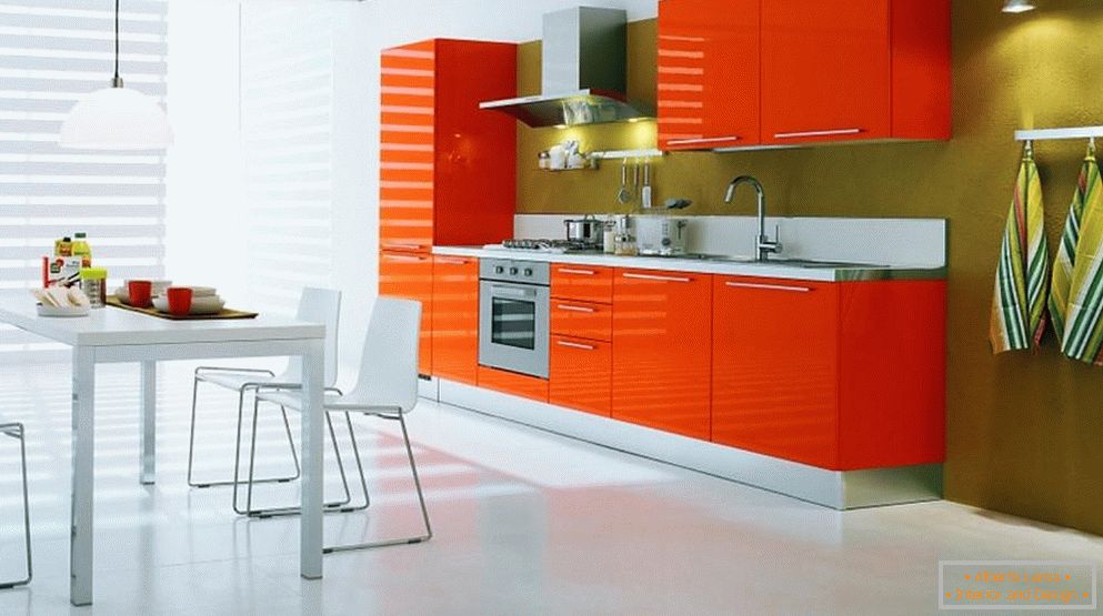 Sol blanc et meubles orange dans la cuisine