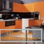 La combinaison de l'orange et du gris dans la cuisine