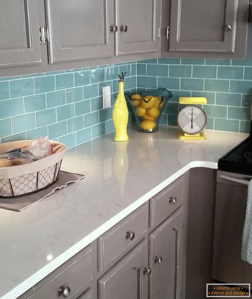 Tablier turquoise et mobilier gris dans la cuisine