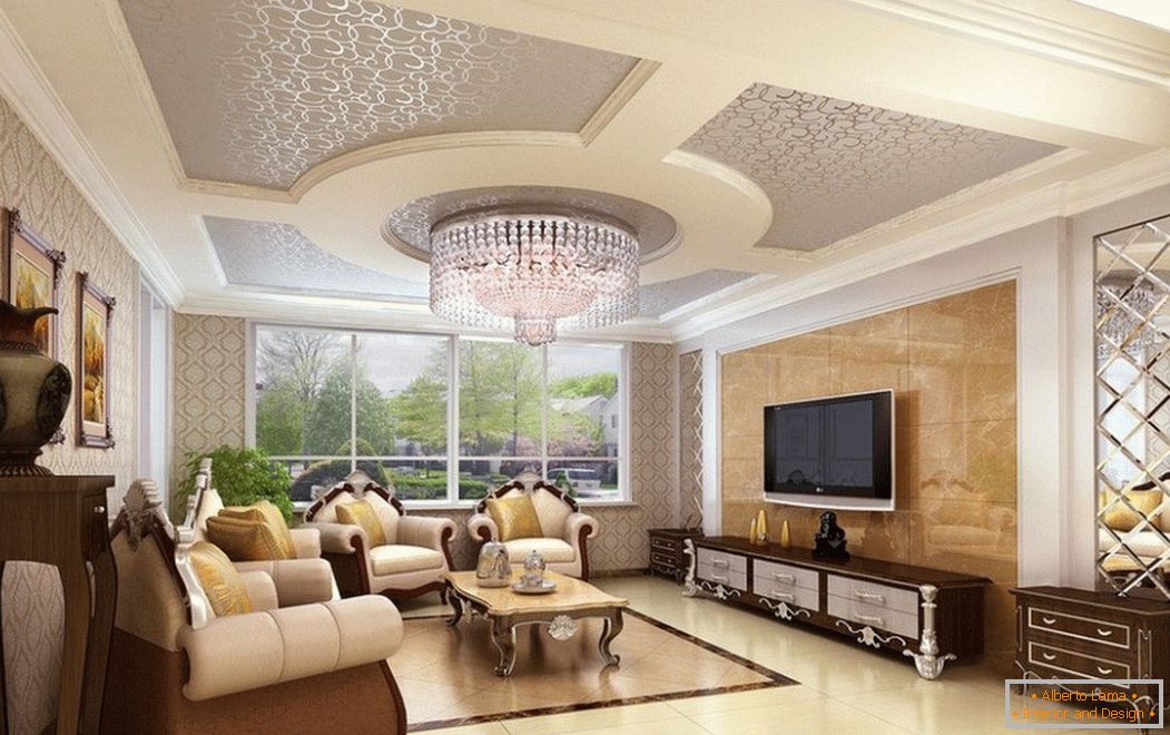 La conception du plafond dans la salle dans le style classique