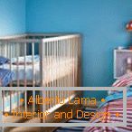 Le décor de la chambre avec un lit bébé dans les tons bleus