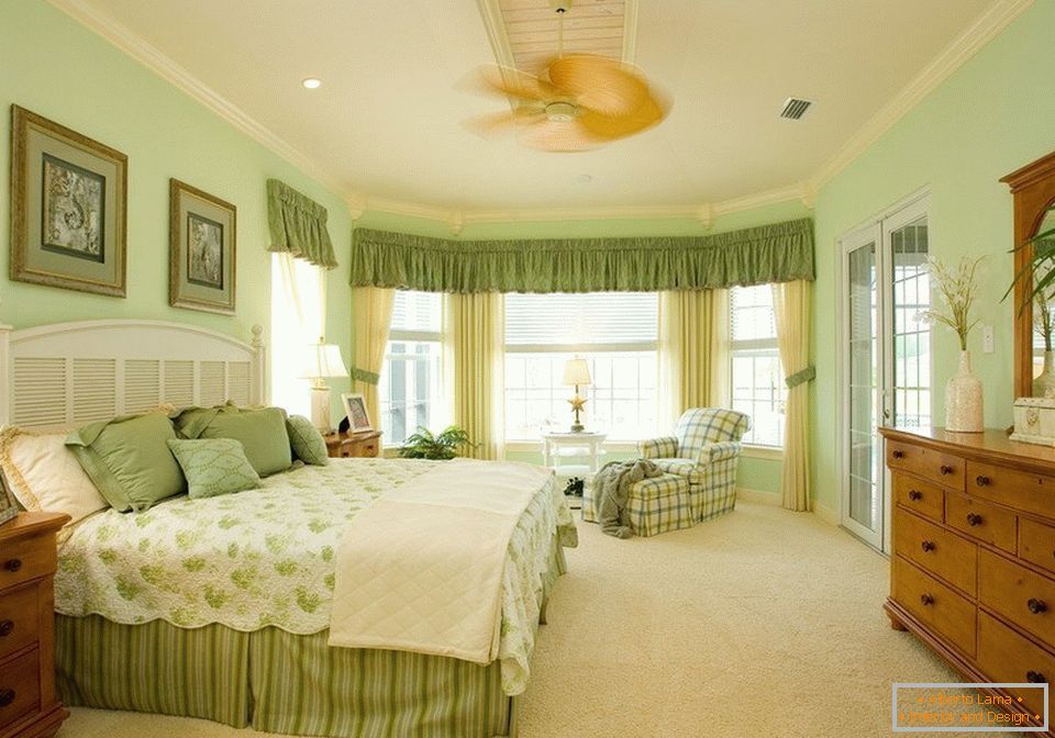 Intérieur d'une chambre spacieuse aux couleurs vertes