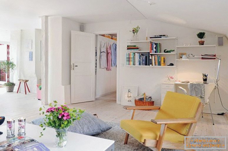 superbes-design-intérieur-petits-appartements-dans-schéma-moderne-nuances de blanc-smart-décorations-et-étagères-sur-les-murs-blancs-espace-aussi-sur-vase-et-café- table