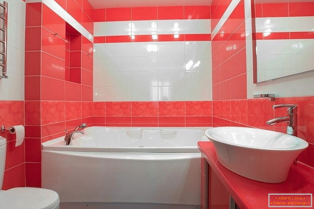 Tuiles blanches et rouges dans la salle de bain