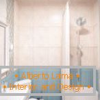 Design de salle de bain avec des carreaux de deux couleurs