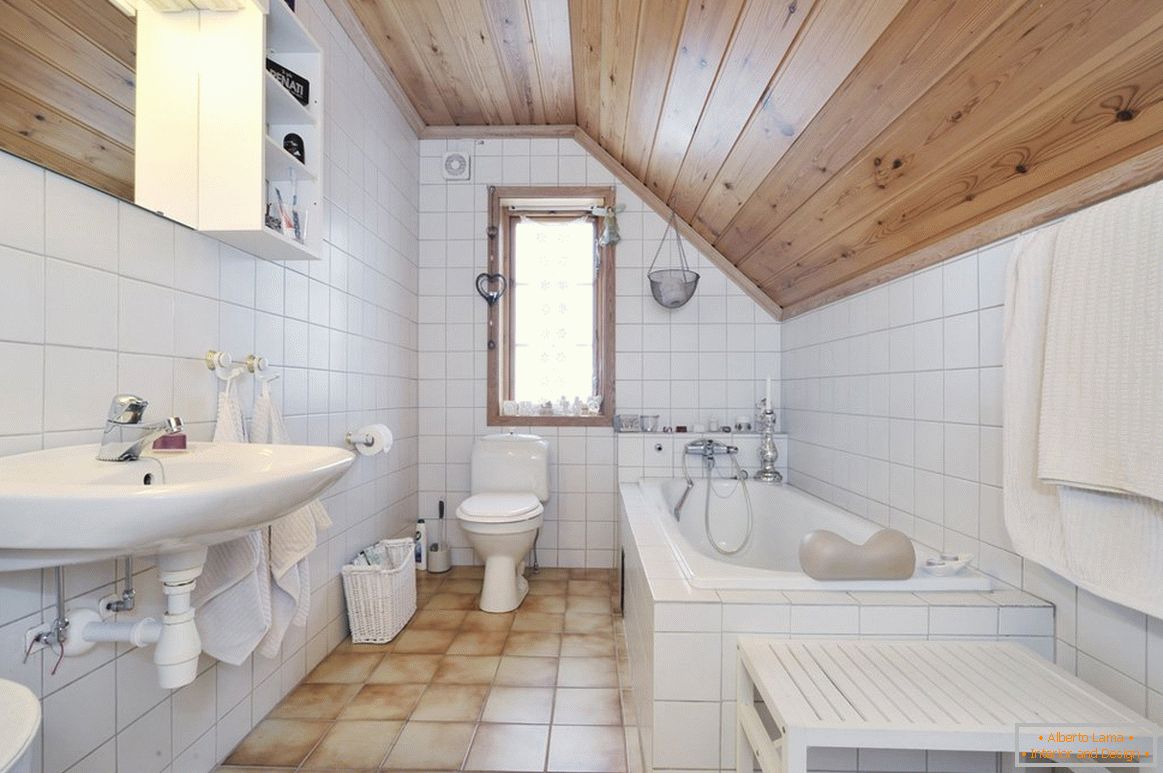 Salle de bain dans le grenier dans une maison privée