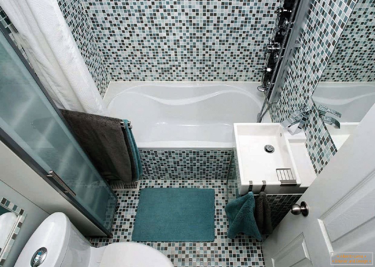 Salle de bain dans une maison à panneaux décorée de mosaïque