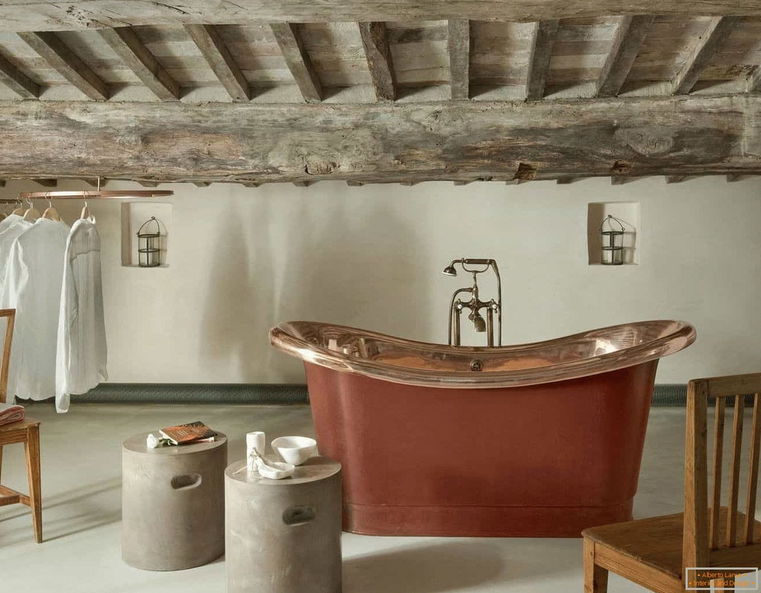 Plafond de poutres en bois dans la salle de bain