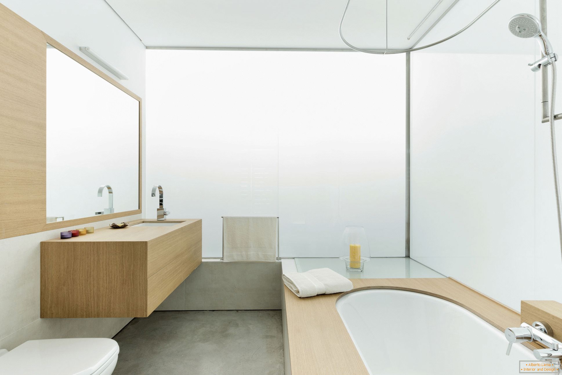 Intérieur d'une petite salle de bain avec toilettes