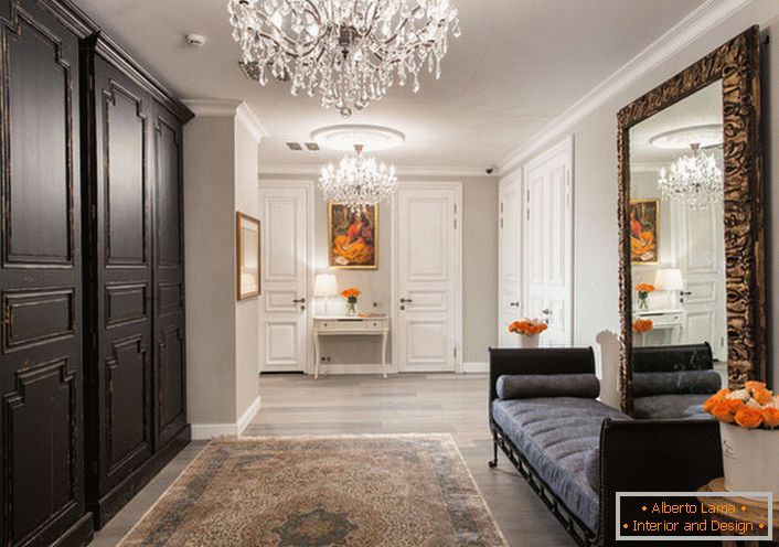 Projet de conception d'un couloir dans un style campagnard pour une grande maison. Attention attire un magnifique miroir.