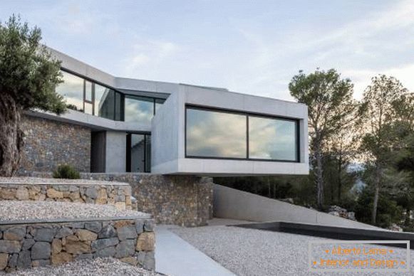 Construire une maison dans le style high-tech et béton et pierre