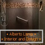 Carrelage marron et mosaïque dans la conception de la cabine de douche