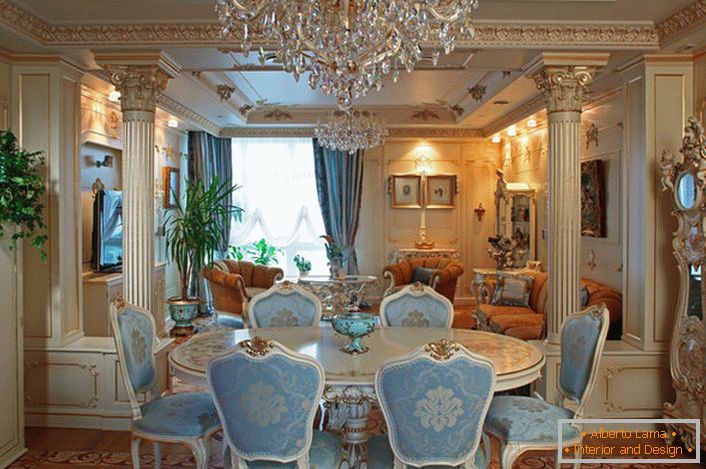 La luxueuse salle à manger est décorée dans un style baroque.