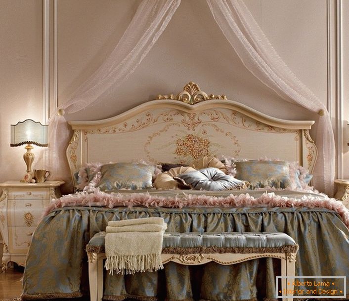 Une légère canopée au-dessus du lit rend l'atmosphère dans la chambre confortable et romantique.