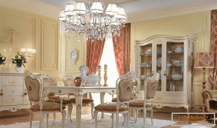 L'intérieur de l'élégant salon est de style baroque.