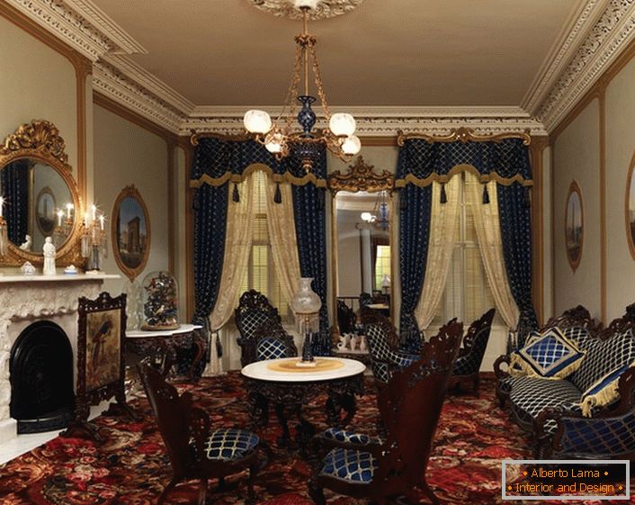 Les meubles et les rideaux de tapisserie d'ameublement sont faits d'un tissu dans une cage bleu-foncé. Dans les meilleures traditions du style baroque, les éléments intérieurs sont décorés avec des éléments en or.