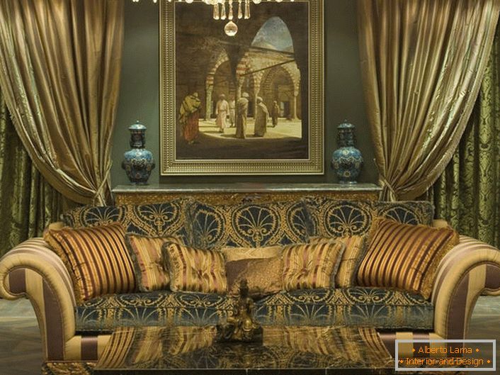 Un canapé massif et élégant avec des tissus d'ameublement doux est décoré avec des oreillers de différentes tailles en accord avec le style baroque.