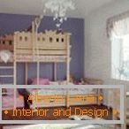 Chambre d'enfant avec un lit en bois à deux étages