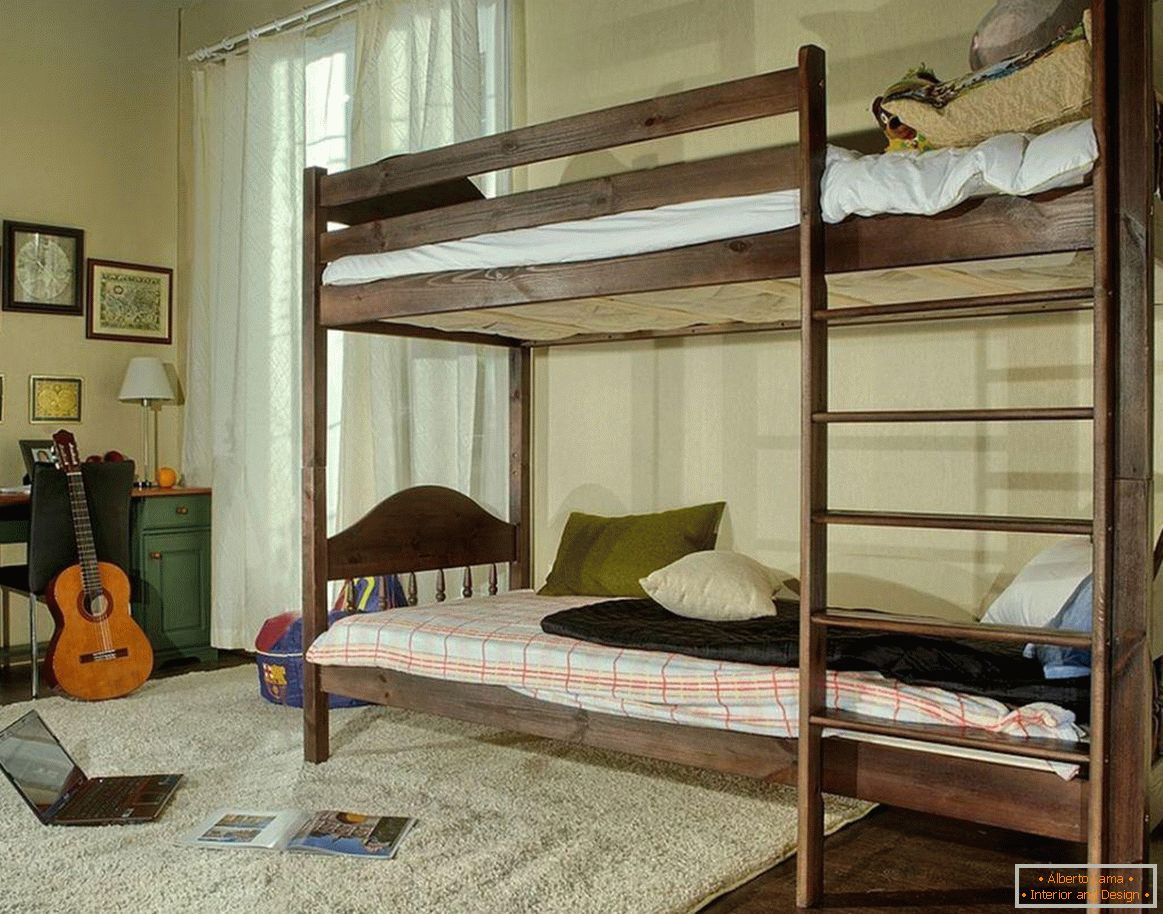 Une chambre pour un adolescent avec un lit superposé en bois