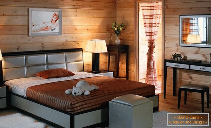 Les murs de la pièce de la charpente en bois se combinent harmonieusement avec le mobilier de chambre de la couleur du cenogee.