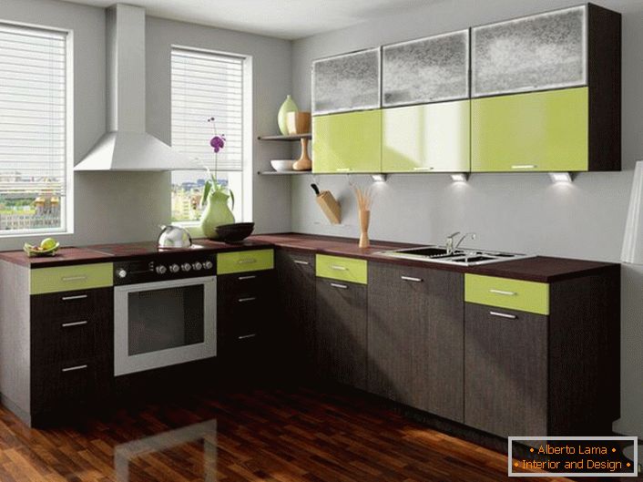 La couleur du wengé est combinée avec succès à une couleur vert pâle. Cette harmonie de couleurs convient parfaitement à la décoration de la cuisine.