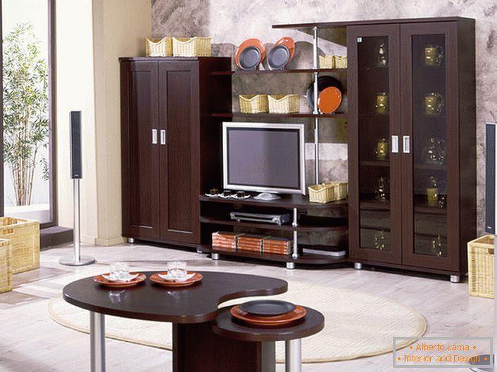 Wengé meubles en combinaison avec des détails décoratifs correctement sélectionnés. Des paniers en osier et un tapis ovale rendent l'espace confortable et chaleureux.