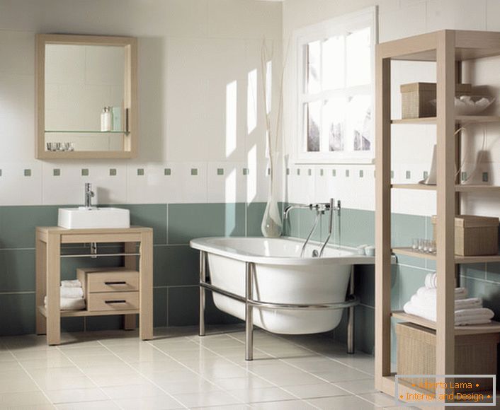 Meubles en bois - une excellente solution pour la salle de bain dans le style Art Nouveau. Les couleurs vives aident à se détendre et à détendre les hôtes et leurs invités.