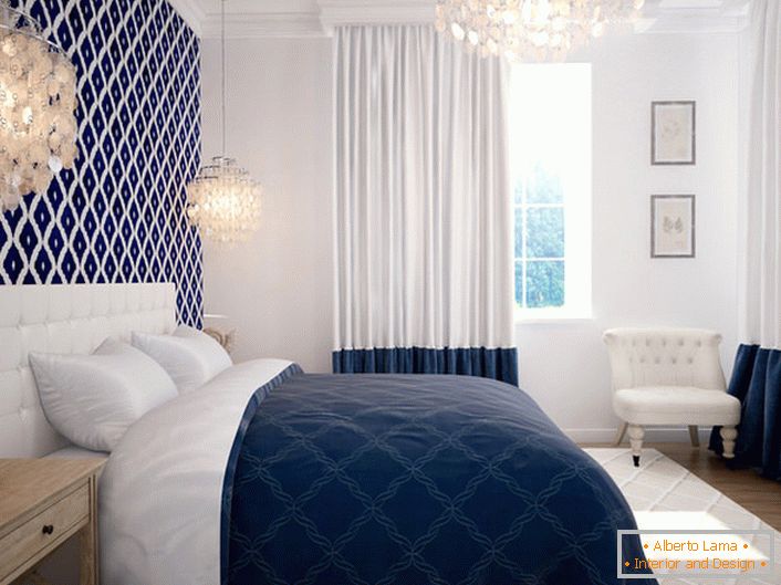La chambre dans le style méditerranéen est caractérisée par un design discret. La combinaison avantageuse des couleurs blanches et bleues jette des motifs et des décors de mer.