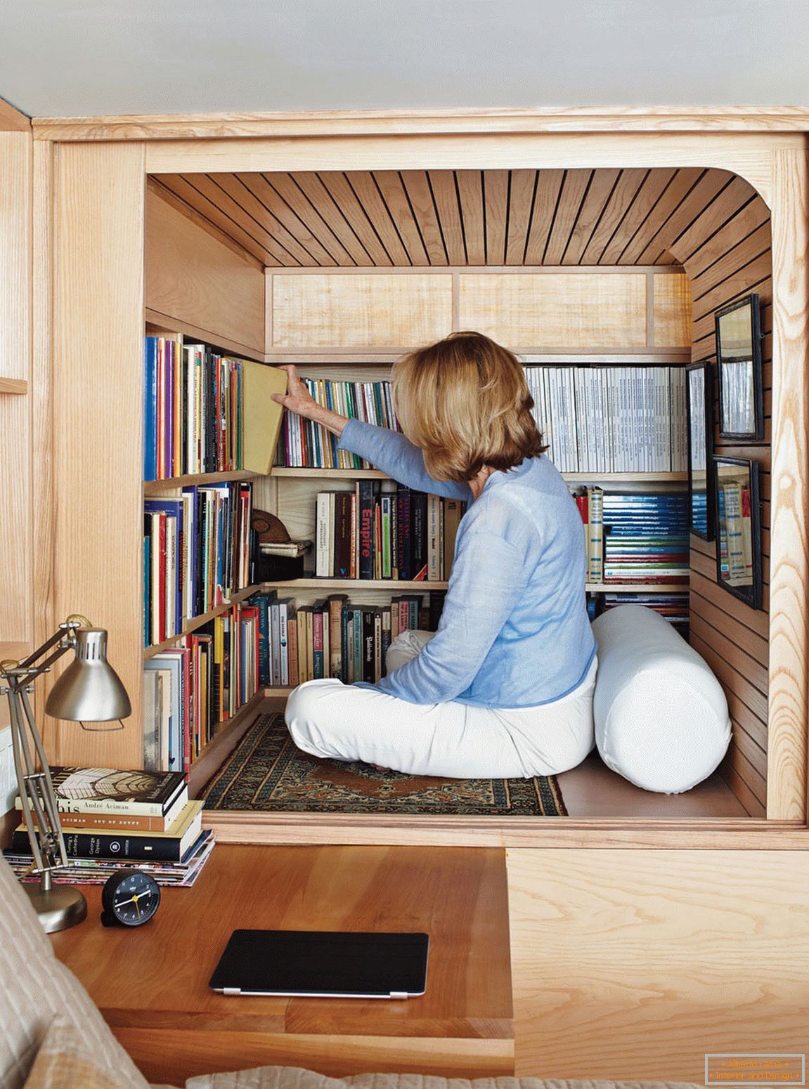 Bibliothèque dans un petit appartement à deux niveaux