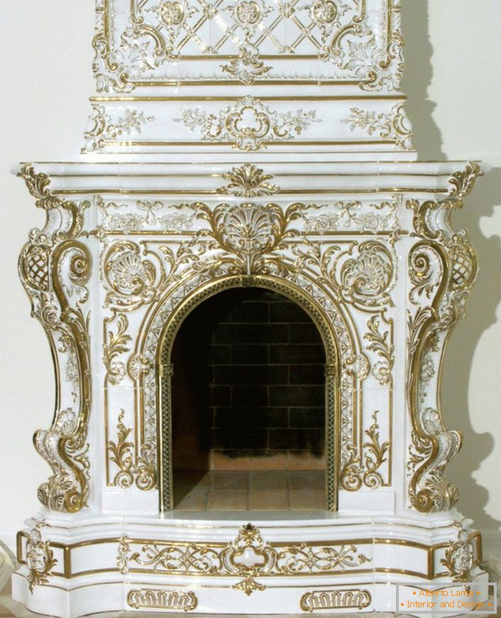 Une magnifique cheminée carrelée de style baroque est décorée avec des éléments de décoration dorés. 