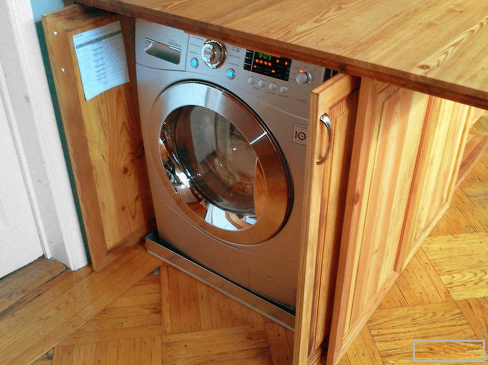 Machine à laver intégrée dans l'îlot de cuisine