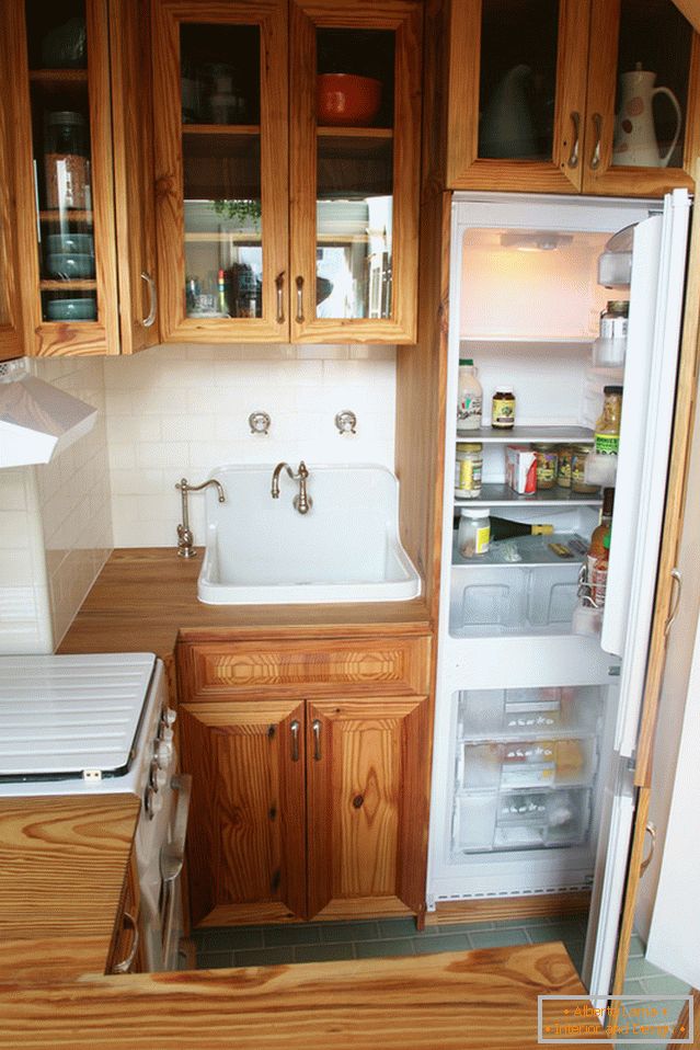 Réfrigérateur étroit dans la cuisine