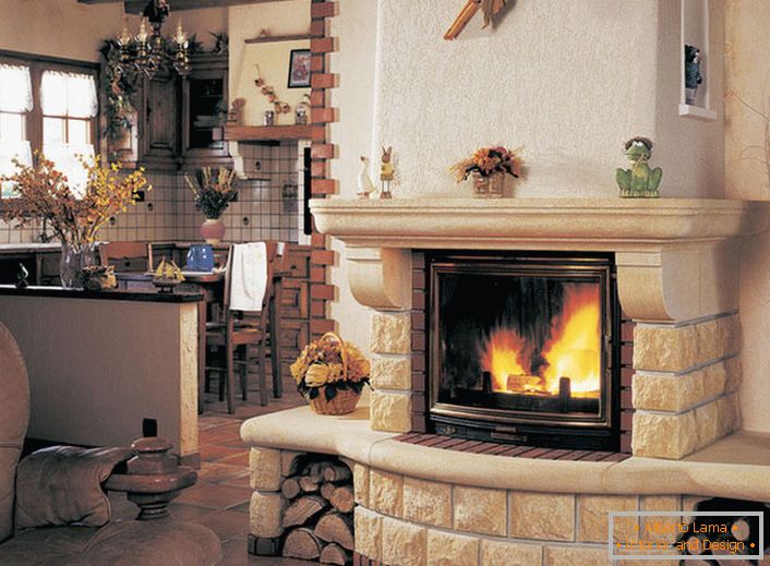 Une cheminée confortable et légère avec un foyer moderne et un verre résistant à la chaleur. Étagères sur la cheminée pour souvenirs et photos de famille.