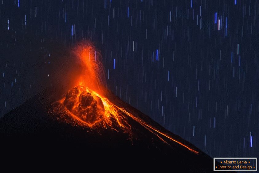 Éruption volcanique на фоне звёздного неба