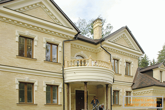 Façade de maisons à décor de stuc polyuréthane